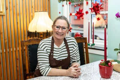 Hos Vivi Kristensen i Nørre Snede Kafferisteri er der skruet helt op for julehyggen. Og for gin-gløggen, som varmer på en kold decemberdag.