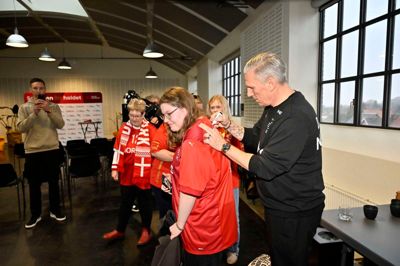På et pressemøde hos Bæredygtig Herning på Gl. Skolevej udtog Nikolaj Jacobsen torsdag den trup, der i januar spiller EM på hjemmebane i Jyske Bank Boxen. En række fans fra Landsholdsklubben var også inviteret med, og landstræneren skrev villigt autografer.