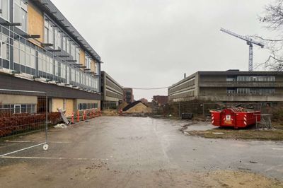 Det er arealet foran den kommende hovedindgang til Sund+ samt arealet mellem de to sengebygninger bagerst, som med et nyt anlægsprojekt får et løft med blandt andet grønne områder og hyggelige opholdsrum.