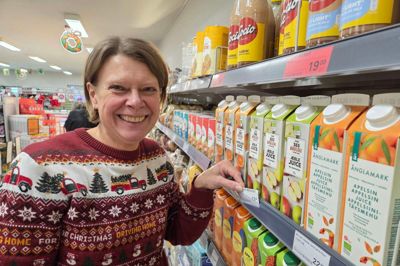 Lone Pilgaard er en glad brugsuddeler. Torsdag fik hun via avisen besked om, at Brugsforeningen i Ølstrup har fået godt 100.000 kroner til at dække halvdelen at udgifterne ved at skifte til digitale prisskilte på hylderne.