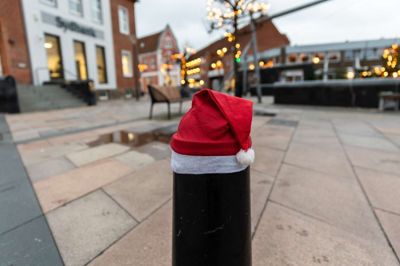 Det er et festligt syn at se alle de fine »nisse-kegler«, som står på Torvet og Storegade i Brande. Desværre kom Julepatruljen til at bakke ind i en af dem ...