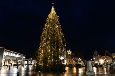 Et smukt og meget højt juletræ skaber julestemning på Torvet i Brande.