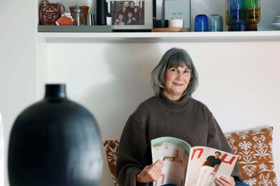 Hele Mathiesen udgiver to gange om året trendmagasinet »Nu« og hjælper derudover flere virksomheder med kommunikationsopgaver. Hun danner par med kæresten siden skoletiden, Bo Knudsen, og er mor til fem - heriblandt en af denne uges mest omtalte herningensere: sønnen Mads, der for under en uge siden var 100 meter fra et skoleskyderi med dødelig udgang i USA.