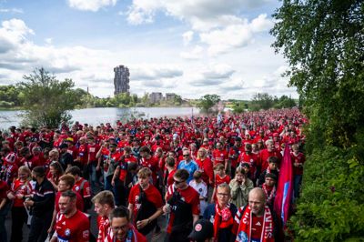 Tusindvis af rødklædte SIF-fans marcherede til parkeringspladsen tæt ved Jysk Arena.