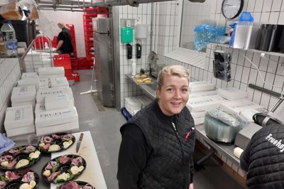 1200 stykker smørrebrød blev natten til fredag smurt hos Fruehøj Slagter. Rikke Juulsgaard Krogh mødte ind klokken to for at sikre julefrokosten rundt i mange firmaer.