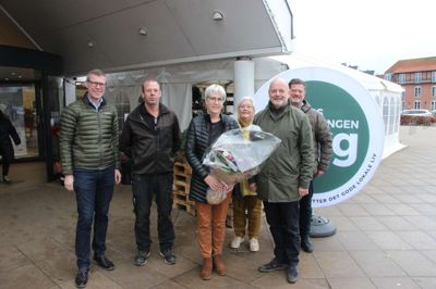 Stjerneprojektvinderen blev kåret ved Kvickly i Ry fredag middag. Fra venstre er det bestyrelsesmedlem i Tryg og medlem af stjernepuljeudvalget Poul Mouritsen, formand for Ry Marina, Morten Damholdt, Philippa Steen og Kirsten Vang Nielsen fra vandlegepladsudvalget, formand for Brugsforeningen Tryg, Carsten Bank-Mikkelsen og direktør i Brugsforeningen Tryg, Thomas Dahl.
