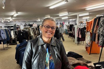 Indehaveren af Nybo Mode i Videbæk, Birgit Nybo, er med i den arbejdsgruppe, der planlægger det nye tiltag med en voucher med gode tilbud i Videbæks butikker. Hun håber på god opbakning til det nye tiltag.