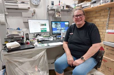 Købmand Jette Steffensen hos Min Købmand i Skarrild kan se frem til at butikken får nyt gulv og nyt inventar. Bestyrelsen har også en udvidelse af lager og køkken på tegnebrættet.