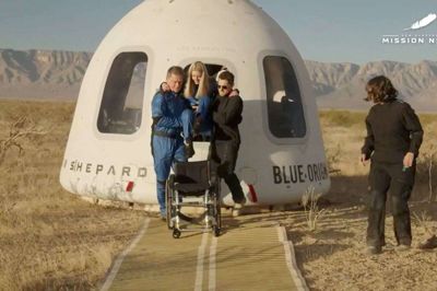 Ingeniør Michaela Benthaus løftes ud af en rumkapsel, der lørdag eftermiddag dansk tid landede i Van Horn i Texas efter en ti minutters tur ud i rummet.