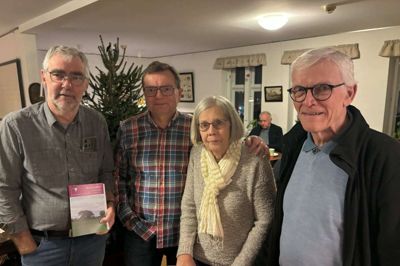 Formand for Blicheregnens Museumsforening, Gregers Thomsen, sammen med forfatter i årets udgave, Henrik Stenholt, Kirsten Stenholt og forfatter Torben Aastrup. Foto: Rasmus Viuff