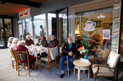 De seks kvinder har nærmest et fast stambord hos Cafe Kolonihaven hver lørdag formiddag. Med ryggen til ses fra højre Grethe Nørkjær, Karen Jensen og Agnes Klausen. For bordenden sidder Ruth Nielsen efterfulgt af Kis Jensen og Ketty Rosenkilde.