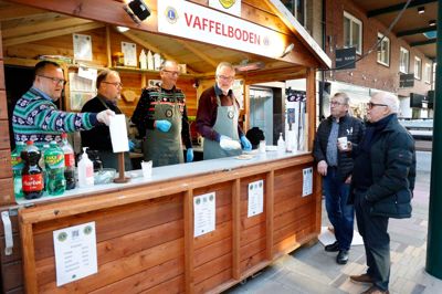 Lions Club i Ikast har tradition for at åbne en vaffelbod i Strøgcentret i december måned. De sælger mellem 100 og 120 vafler, hver gang de lukker lugen op.