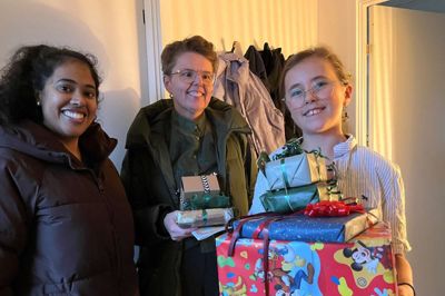 De to klubledere - Nilani Srigopalan (t.v.) og Tanya Sørensen - tog søndag rundt med julegaver til børnene i Red Barnet Hernings familieklub. Her er det 11-årige Maria Rask, som får nogle af sine ønsker opfyldt.