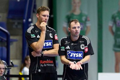 Peter Schilling Laursen (t.h.) er i gang med sin tredje og sidste sæson som cheftræner for Silkeborg-Voels ligakvinder, hvor han har Klaus Thomsen (t.v.) som assistent.