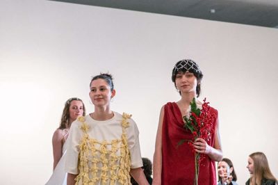 Antonina Smurawa (t.v) gik ved siden af sin model på catwalken som en del af slutningen på modeshowet.