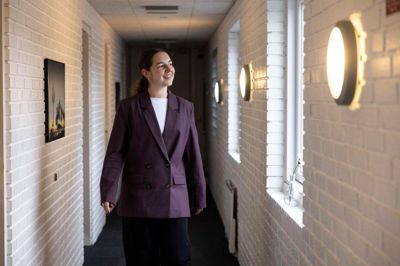 Julie Vermø arbejder mere end gennemsnittet, men hun elsker det og det er det vigtigste for hende.