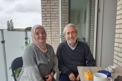 Sanaa Oman og Walid Turkmany er flygtninge fra Syrien. De kom til Danmark i 2015 og bor nu på Holtbjerg. Nu skal deres og andre førtidspensionisters sag måske genåbnes.