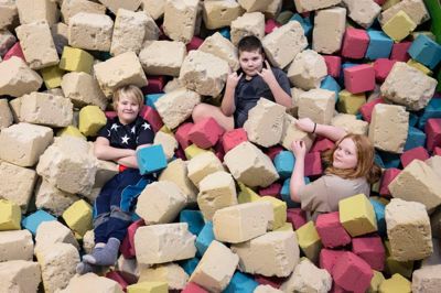 Magnus Ivarsen, 13 år, der med egne ord har »flyvende adhd« stiller samme med vennen Viggo Kærgaard Øris Olesen, 9 år, og hans storestøster Lilli Kærgaard Oris Olesen, 11 år, velvilligt op til foto i springgraven på Terminalen, hvor Klub Unik for børn med skolevægring holder til hver torsdag.