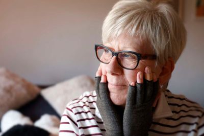 Elisabeth Eriksdotter Kulin har haft psoriasis i cirka 20 år, men hun gemmer det stadig væk fra omverden - for eksempel med handsker.