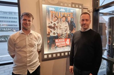 Søren Kølsen (t.h.) , biografchef i Nordisk Film Biografer Herning, glæder sig til at byde gæsterne velkommen til den nye Klassefesten-film.