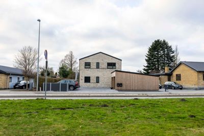 Naboerne til et nybygget hus på H.P. Hansens Vej 29 klagede sidste år til Byggeklageenheden ved Nævnenes Hus i Viborg og fik medhold. Nu har Herning Kommune godkendt byggeriet efter en ny sagsbehandling, men afgørelsen tilfredsstiller på ingen måde naboerne.