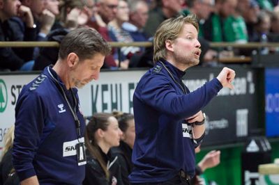 Christian Knutzon Køhler (t.h.) ses her sammen med Team Esbjergs cheftræner, Tomas Axnér, som han arbejder tæt sammen med i sit nuværende job som assistenttræner.