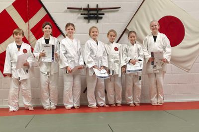 Sebastian Glerup (t.v.), Mia Rude, Anna Godskesen, Emma Godskesen, Vibe Nielsen, Elisabeth Kofoed-Nielsen og Karoline Jensen har for første været til graduering i Sunds Jiu-Jitsu Klub. De kan nu bære gul snip på bæltet.