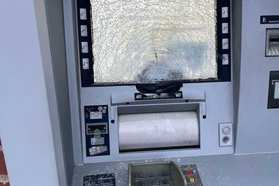 En af de tre hæveautomater i Brande, der er ødelagt med kraftig fyrværkeri.
