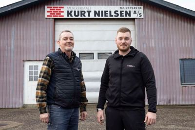 Efter næsten 30 år som ejer af Murerfirmaet Kurt Nielsen A/S, giver Asbjørn Schlosser nu nøglerne videre til Mathias Najbjerg.