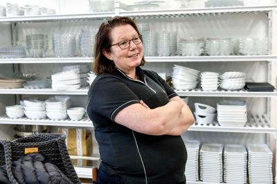 Anette Bang Madsen har det bare bedst i et køkken. Ud over et fuldtidsjob som køkkenleder hos Holstebro-virksomheden CeramicSpeed med 90 ansatte har hun i årevis hjulpet til hos både Slagter Bertelsen og Kongenshus Kro og Hotel, og fra den 1. januar 2026 bliver hun selvstændigt erhvervsdrivende med Anettes Madbutik.