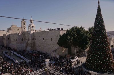 Julepynten glimter i træet på Krybbepladsen ved Fødselskirken i Betlehem, som menes at være det sted, hvor Jesus Kristus blev født.