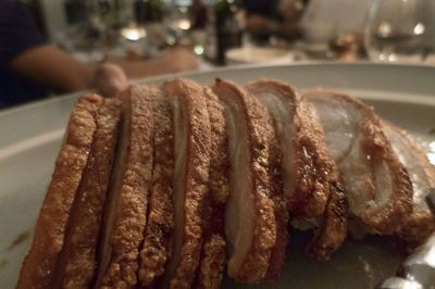 Hos mange danske familier er flæskestegen en fast bestanddel i juledagene. Flæskestegen var blandt andet på julebordet hos en familie 24. december 2018. Meget af julemaden indeholder mere fedt end almindelig hverdagsmad, hvilket giver et højere gasudbytte. (Arkivfoto).