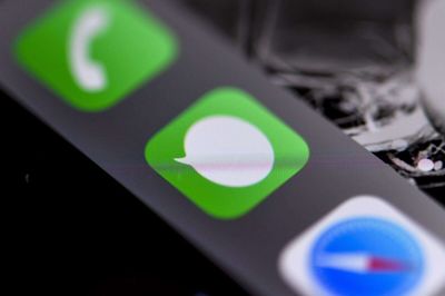 Mange nøjes ikke længere med tekstbeskeder, men sender også billeder eller fører videosamtaler, når de ønsker glædelig jul til familie og venner. Det kan mærkes på datatrafikken. (Arkivfoto).