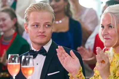 Marius Borg Høiby, der her ses sammen med sin mor, kronprinsesse Mette-Marit, er anklaget for blandt andet fire voldtægter. Sagen mod ham går i gang i februar. (Arkivfoto)