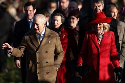 Kong Charles III (t.v.), ankommer sammen med dronning Camilla (t.h.) og andre medlemmer af kongefamilien til 1. juledags gudstjeneste i kirken ved deres gods i Sandringham i det østlige England. Kongen hylder i sin juletale det mod, der ifølge ham var en vigtig værdi under Anden Verdenskrig og ligeledes ses i kriser og konflikter i dag.