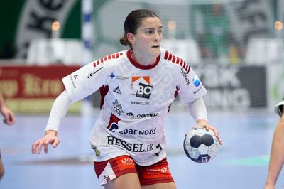 32-årige Stine Skogrand har spillet i Ikast Håndbold siden 2018. Nordmanden, der netop har vundet VM-guld med sit hjemland, har tidligere løftet Final4-pokalen med den midtjyske klub.