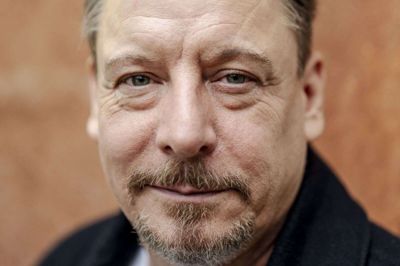 Anders W. Berthelsen spiller den hårdtarbejdende børnepsykolog Lasse i TV 2's hospitalsdrama "Dag og nat". Privat prøver skuespilleren at holde familielivet og det professionelle adskilt så vidt som muligt.