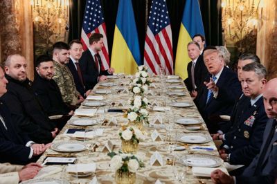 Ukraines og USA's delegationer sidder over for hinanden ved middagsbord i Trumps bolig og resort Mar-a-Lago i Florida søndag.