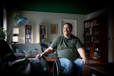 Allan Horn arbejder med psykisk syge unge. Ved siden af holder han foredrag og arrangerer teambuilding med specialbyggede kørestole.