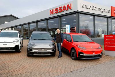 Claus Damsgaard er klar til at vise årets bil, Nissan Micra, frem, når bilhuset Knud Damsgaard Nielsen ApS inviterer til nytårskur i de to første weekender af 2026.