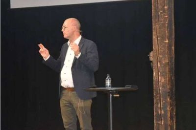Teknik- og stabsdirektør Kenneth Jensen er lettet over, at hverken miljøet eller lastbilchaufføren led alvorlig skade efter trafikuheldet ud for Brande 28. december. Her ses direktøren ved en anden lejlighed, hvor kommunens budget blev fremlagt i efteråret i Remisenbrande.