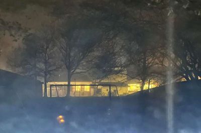 Højgårdskolen i Lind har stået med lyset delvist tændt både nat og dag hen over hele julen, selv om skolen har været ferielukket. Sagen fik mand har dog en forklaring, som de ansatte ikke har været herre over
