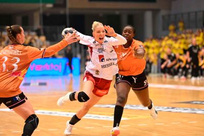 Julie Scaglione (i.m.) brager forbi Odense-spillerne Thale Rushfeldt Deila og Lysa Defo under mandagens pokalsemifinale. Men Ikast-holdet fastholdt ikke kvaliteten efter pausen og missede finalen.