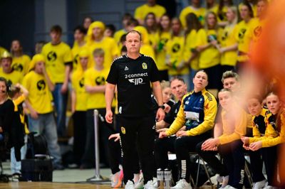 Claus Mogensen (i.m.), Ikast Håndbolds cheftræner, måtte se sit hold falde sammen i pokalsemifinalens sidste kvarter i Odense. Tirsdag venter bronzekampen mod Viborg.