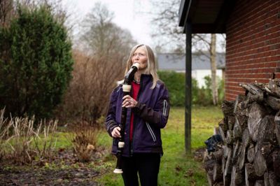 Klara Søndergaard lader sig ikke begrænse af alder, helbred eller sorgen over at miste dem, hun holder af. Disse ting skal simpelthen ikke få lov til at spænde ben for hendes formåen og livsglæde, og hun er stadig aktiv i talrige sammenhænge, blandt andet spiller hun basblokfløjte i Mandagsmusikanterne i Give.