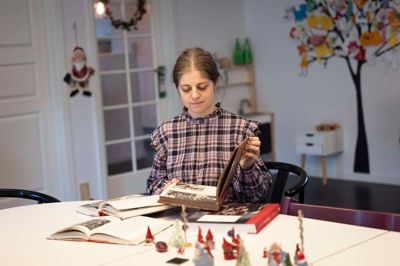 Line Bjerre skal nytårsaften følge nøje med i kongens tale. Hun er kongehushistoriker og skal analyse talen for nyhedsbureauet Ritzau.