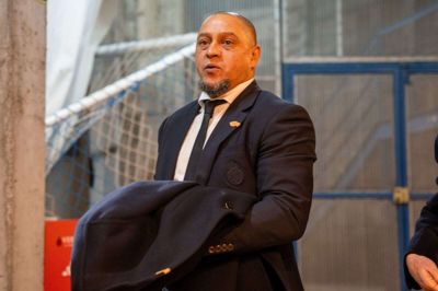 Roberto Carlos - her til en fodboldkamp kort før jul - er blevet opereret i hjertet (Arkivfoto).