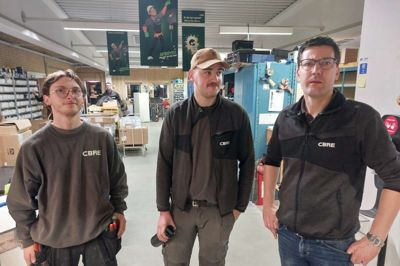 Serviceleder Henrik Petersen (t.h.) med to ud af de syv lærlinge hos CBRE i Kibæk. Oliver Hjortborg og i midten Oliver Vium har Henrik Petersen som deres livline både på job og efter fyraften.