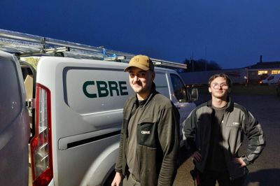 De to lærlinge Oliver Vium Dall og til højre Oliver Hjortborg pakker firmabilen til dagens opgave for CBRE. De skal til Troldtekt ved Troldhede og trække kabler til et varmeanlæg.