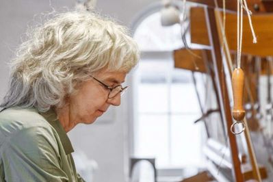 Fremover kan man også finde væver Anne Mette Larsen i Butik No 9.
